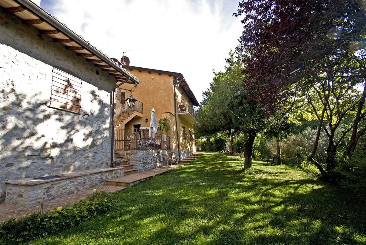 Casale umbro del XIX secolo circondato da verde, propone camere, appartamenti e spazi esterni confortevoli.