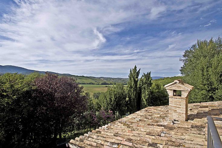 Panorama sulle dolci colline ricoperte di vegetazione. Ambiente tranquillo e rilassato.