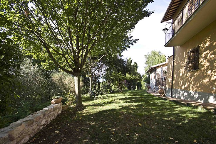 Un casale ottocentesco circondato da un giardino, con spazi confortevoli per gli ospiti.