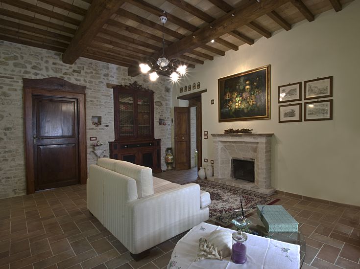 Ambiente semplice e accogliente con decorazioni in stile rustico, adatto per momenti di relax e convivialità.