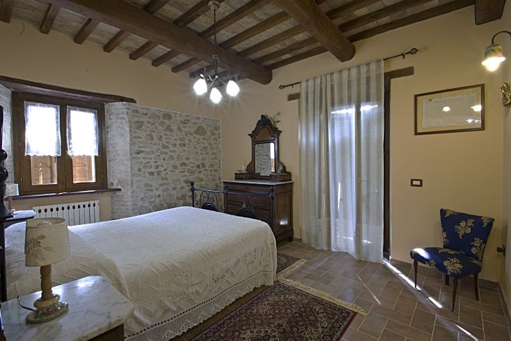 Camera accogliente nel palazzo umbro del '800, perfetta per coloro che cercano relax e cultura.