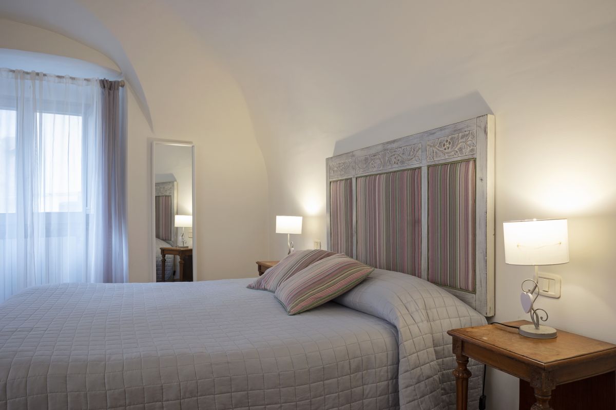 Bright space with comfortable beds and warm-toned finishes. Perfect for relaxation and restful moments.