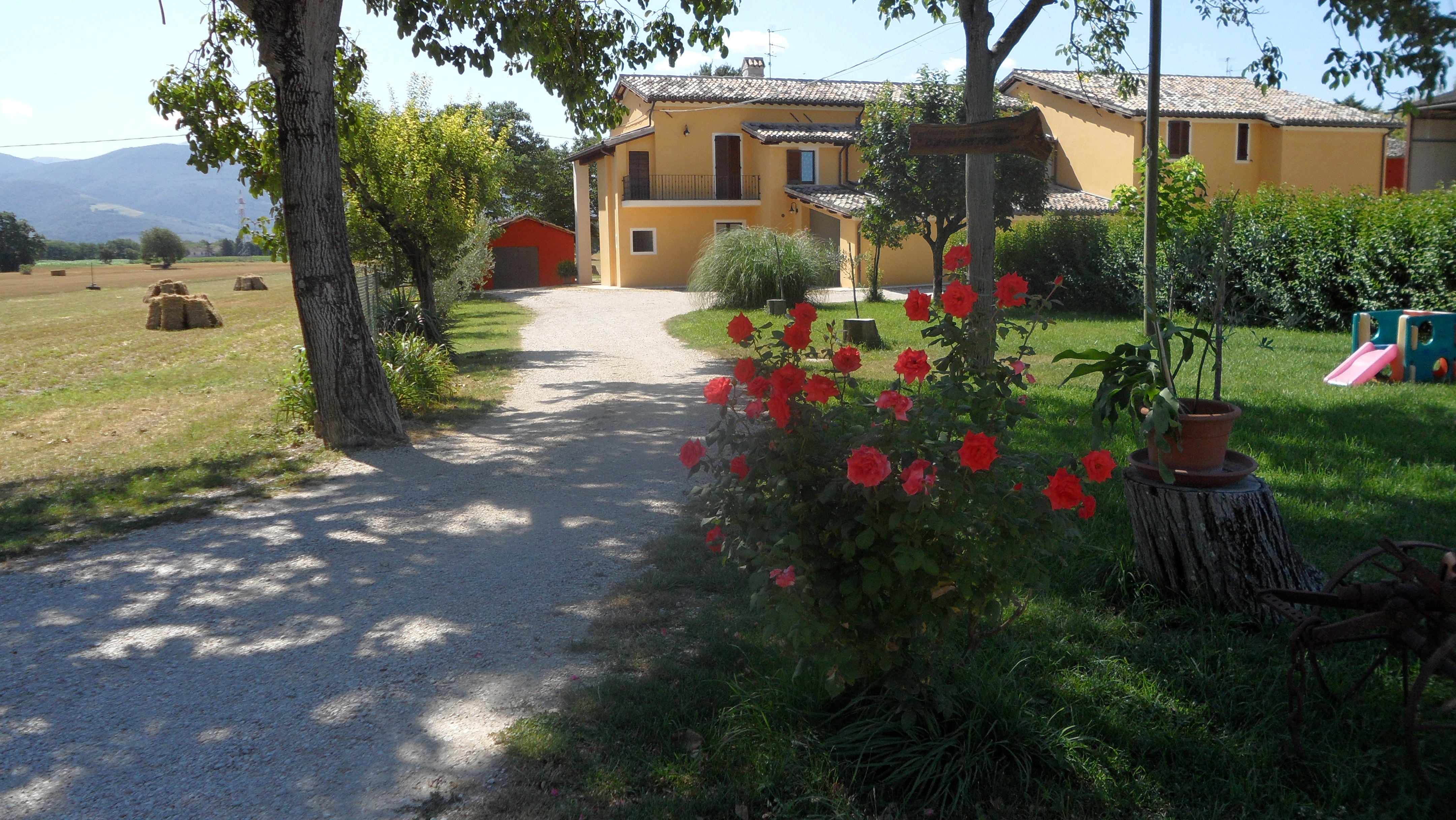 Casolare ristrutturato immerso nella natura, con un ampio giardino. Perfetto per famiglie e per il contatto con gli animali.