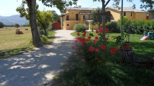 Ferme restaurée entourée de nature, avec un grand jardin. Parfait pour les familles et les interactions avec les animaux.
