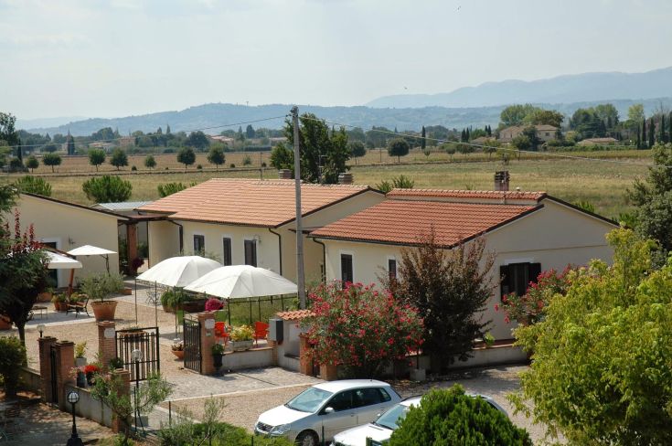 Ein Palast, der in der umbrischen Landschaft eingebettet ist, mit gemütlichen Apartments und einem Außenpool.