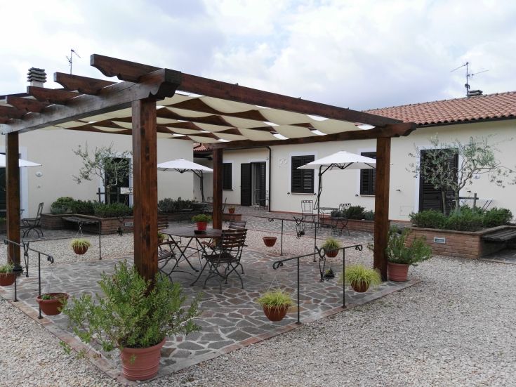 Ein ruhiger Außenbereich der Residenz mit Pflanzen und Tischen, perfekt zum Entspannen.