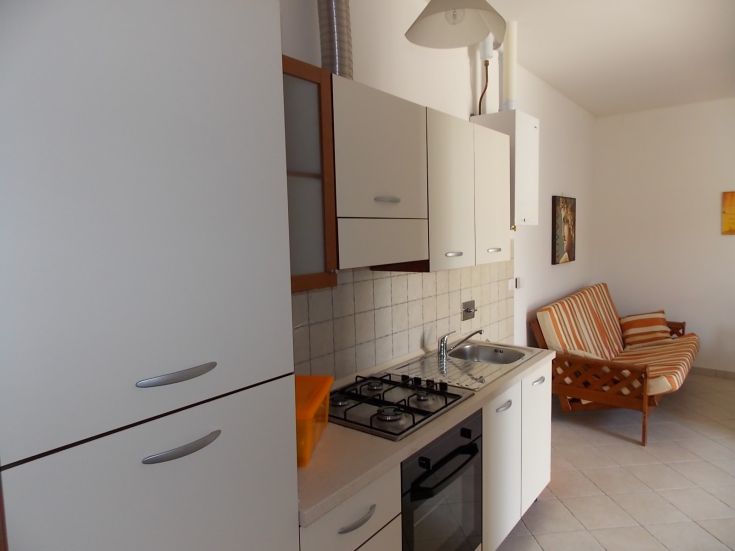 Moderne und einladende Küche in einer gut eingerichteten Wohnung, mit einem Entspannungsbereich.