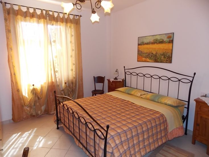 Gemütlicher Raum mit einem Doppelbett, gut beleuchtet und dekoriert, ideal für einen ruhigen Aufenthalt.