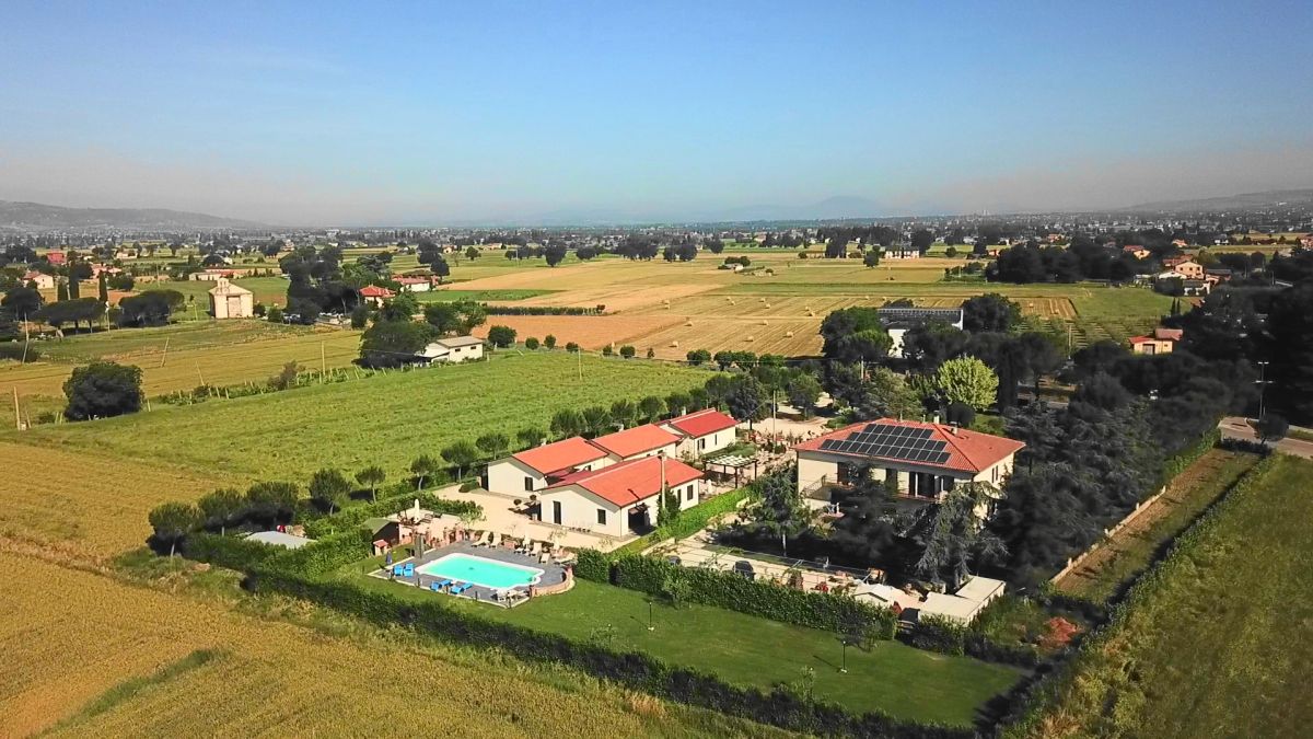 Accogliente residence in campagna con appartamenti, piscina e parco, a breve distanza dal centro di Spello.