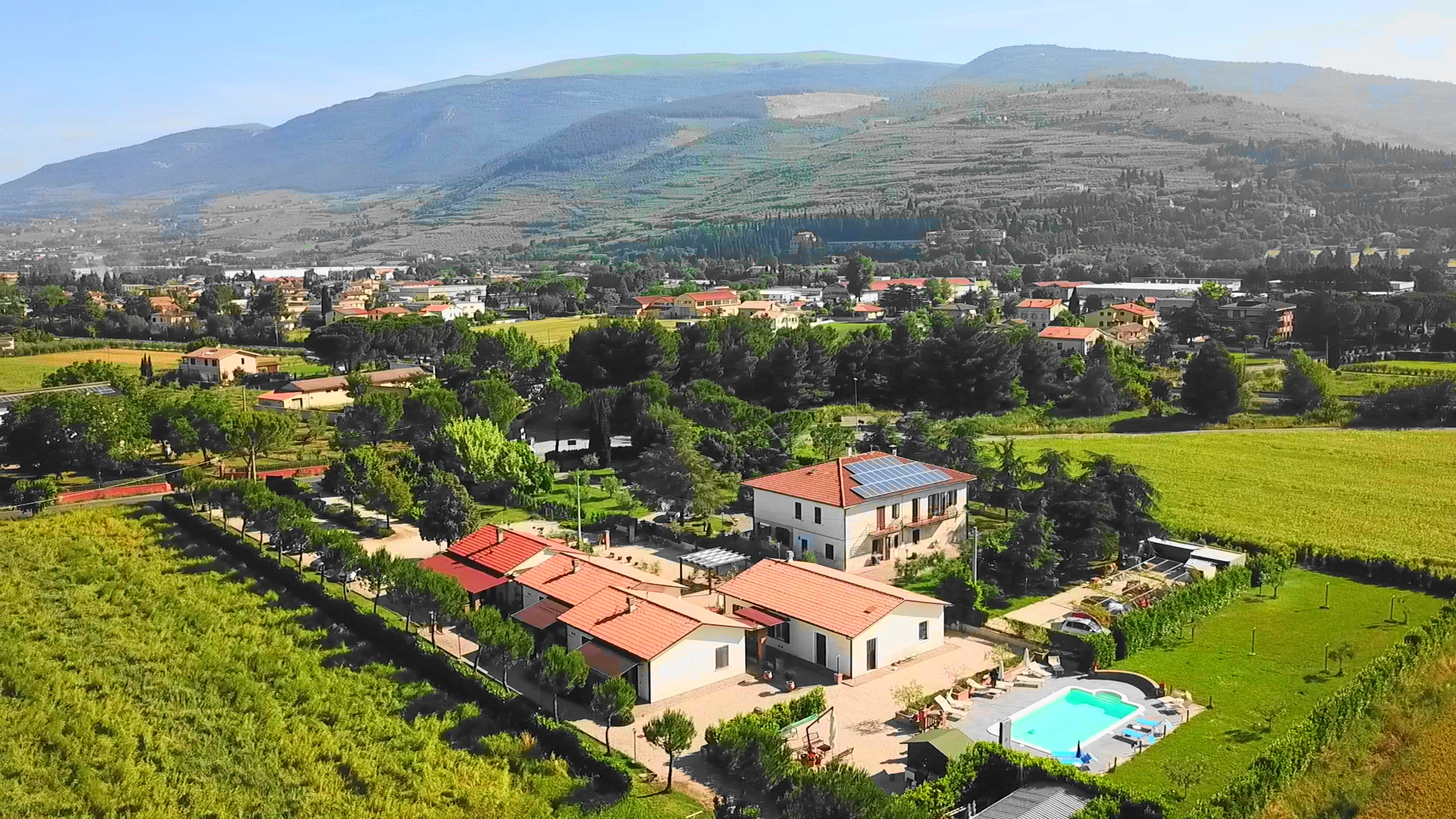 Scopri il residence Terra dei Santi, situato in un ambiente naturale, con appartamenti comodi e una piscina.