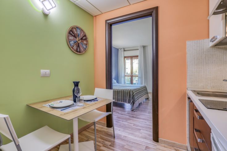 Appartamento con cucina funzionale, ampio soggiorno e panorama sulle colline circostanti.