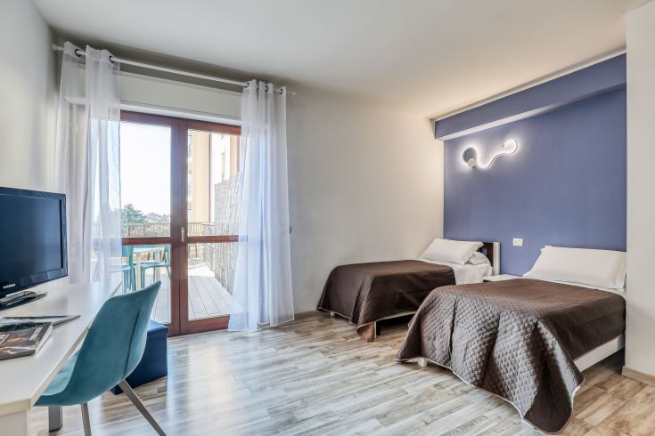 Camera accogliente e funzionale, adatta per soggiorni lavorativi o turistici, affacciata sulle colline.