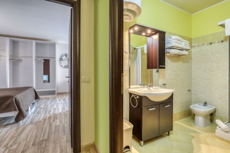 Camera e bagno semplici in un confortevole palazzo, adatti per un soggiorno tranquillo.