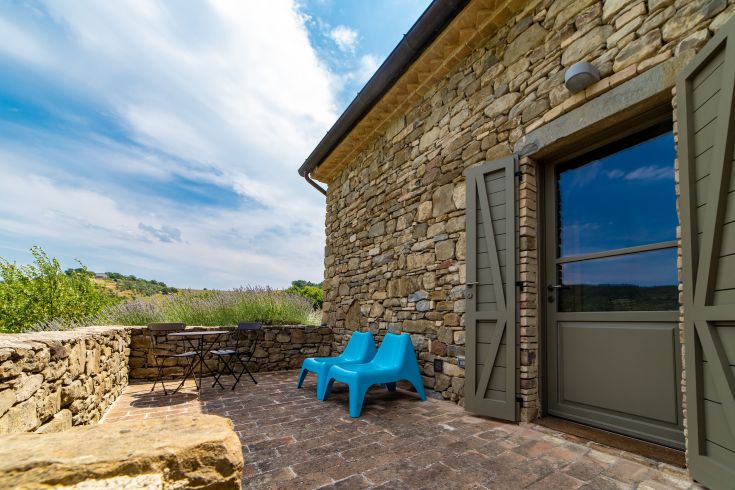 Eine gemütliche Terrasse mit Blick auf die umbrischen Hügel, ausgestattet für entspannte Momente im Freien.