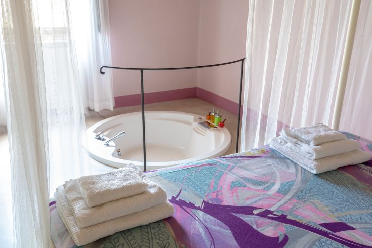 Innenraum eines Agriturismus mit Postern und Handtüchern, ideal für entspannende Momente.