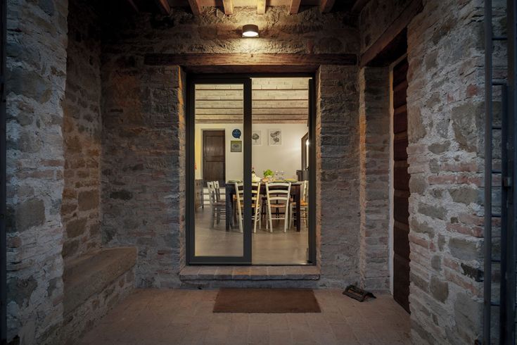 Helles Eingangsbereich eines Bauernhauses, mit Blick auf einen gemütlichen Wohnraum.