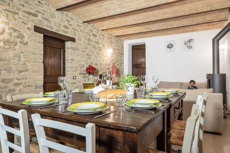 Gemütliche Umgebung mit einem Holztisch, buntem Geschirr und natürlichen Dekorationselementen.