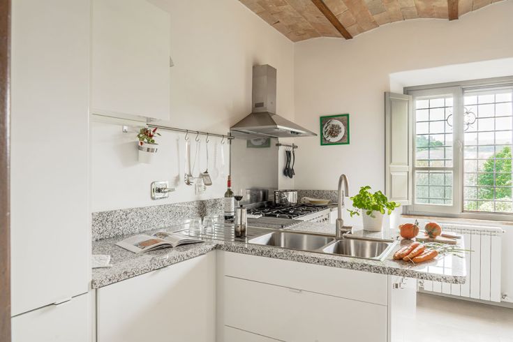 Moderne und praktische Küche mit Platz für frische Zutaten und einfachen Möbeln.