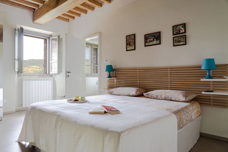 Gemütliches Zimmer mit einem Doppelbett, dekoriert in sanften Tönen und mit einer schönen Außenszene. Perfekt zum Entspannen.