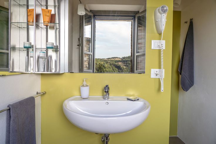 Modernes Badezimmer mit Blick auf die Hügel, einfach und praktisch eingerichtet.