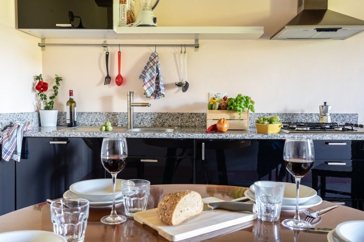 Eine moderne und gemütliche Küche, ideal zum Teilen von Mahlzeiten mit Familie und Freunden.