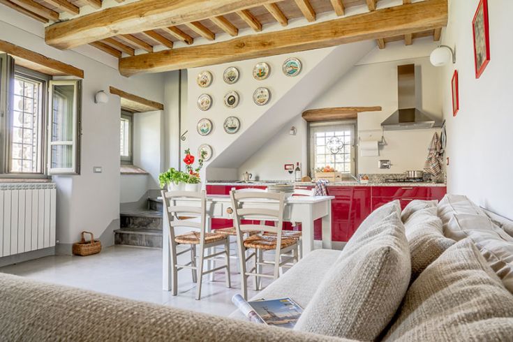 Eine moderne und funktionale Küche mit rustikalen Akzenten, perfekt um angenehme Momente mit Freunden zu verbringen.