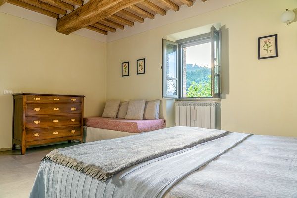 Helle Zimmer in einem Bauernhof, einfach eingerichtet und ausgestattet mit Annehmlichkeiten für einen ruhigen Aufenthalt.