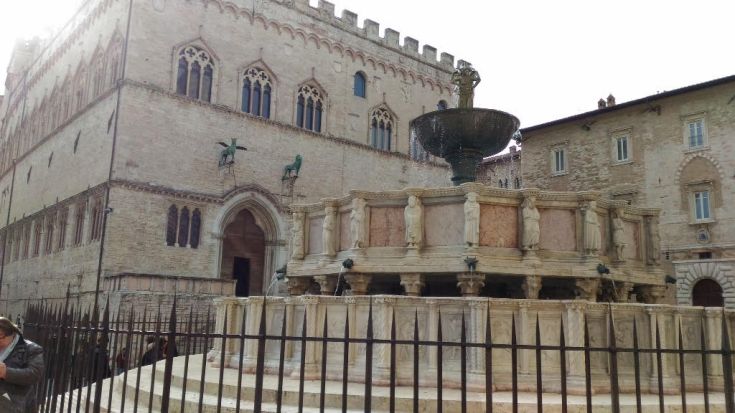 Una fontana in stile rinascimentale con statue, situata in un'area storica di Perugia.