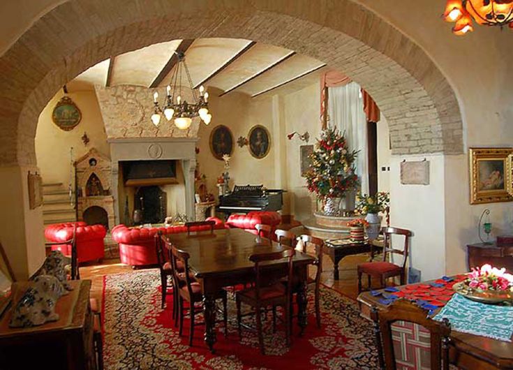 Salle accueillante du Palais Il Biribino, caractérisée par des meubles simples et des décorations délicates. Une atmosphère paisible.