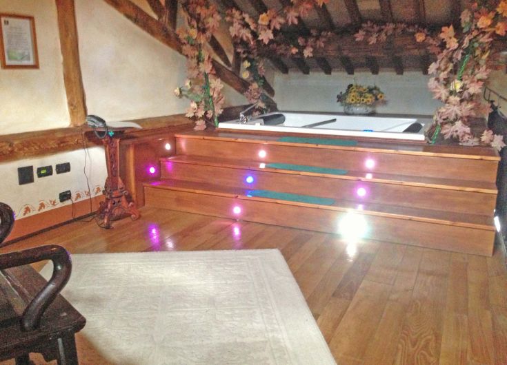 Intérieur simple du palais avec des éléments en bois et un éclairage doux, idéal pour des moments de tranquillité.