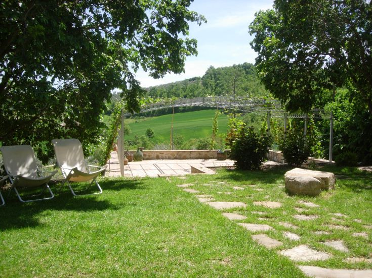 Ein Agriturismo mit Blick auf Olivenhaine und Hügel, umgeben von Natur und Stille.