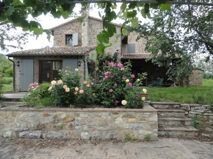 Ein charmantes Landhaus inmitten der Natur, geschmückt mit lebhaften Blumen und einer ruhigen Atmosphäre.