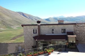Agriturismo in Castelluccio, mit Blick auf den Monte Vettore, ideal für einen ruhigen Urlaub.