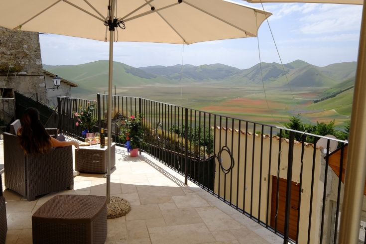 Ein Entspannungsort im Agriturismo mit Blick auf die grünen Hügel.