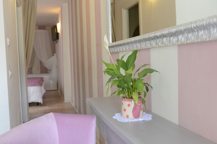 Innenraum eines Agriturismo mit Pastellfarben, dekorativen Pflanzen und einer entspannenden Atmosphäre.