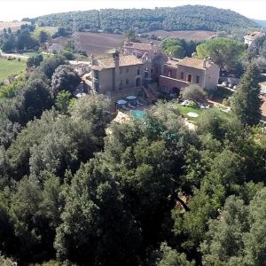 Un palazzo storico situato in un contesto naturale dell'Umbria, ideale per una pausa tranquilla.