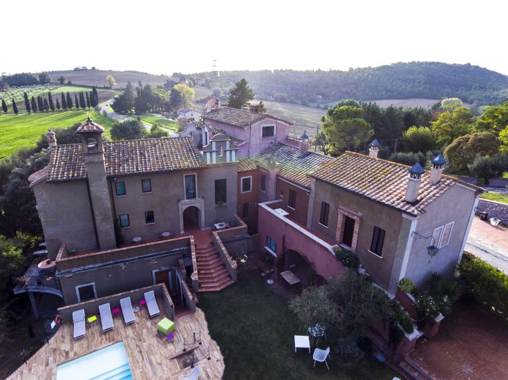 Panorama della storica locanda La Gabelletta, circondata da un paesaggio verde tipico dell'Umbria.
