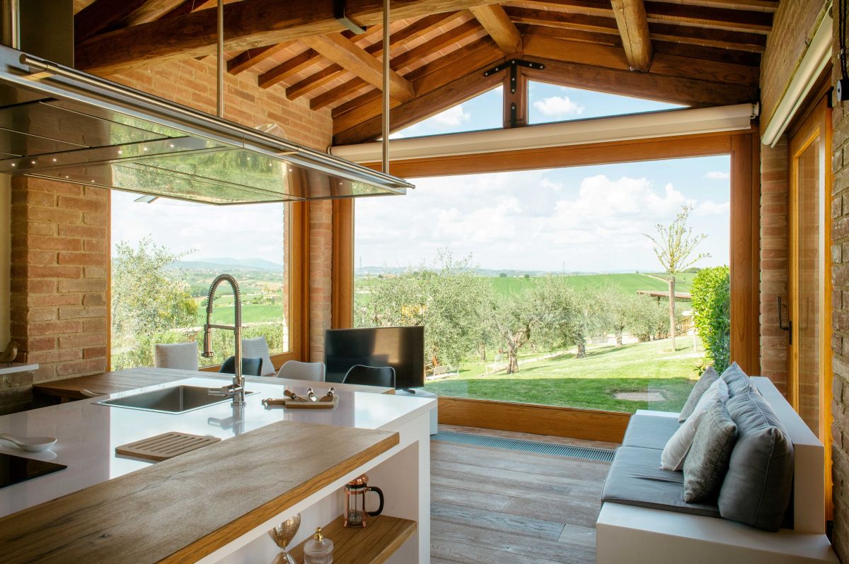 Appartamento luminoso con panorama sulla natura, arredato in modo semplice e confortevole.