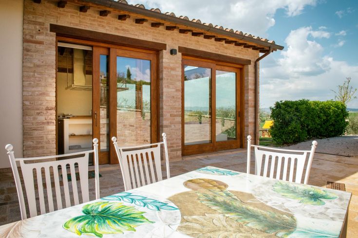 Ancient rural residence surrounded by green hills and olive groves, perfect for relaxing and exploring the area.