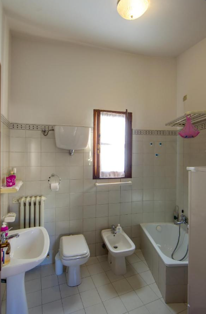 Bagno ben illuminato con elementi design, include una vasca e sanitari contemporanei.