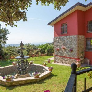 Accogliente B&B immerso nel verde, con panorama sulla campagna umbra.