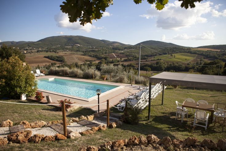 Agriturismo circondato dalla natura, dotato di piscina e appartamenti confortevoli per un soggiorno tranquillo.