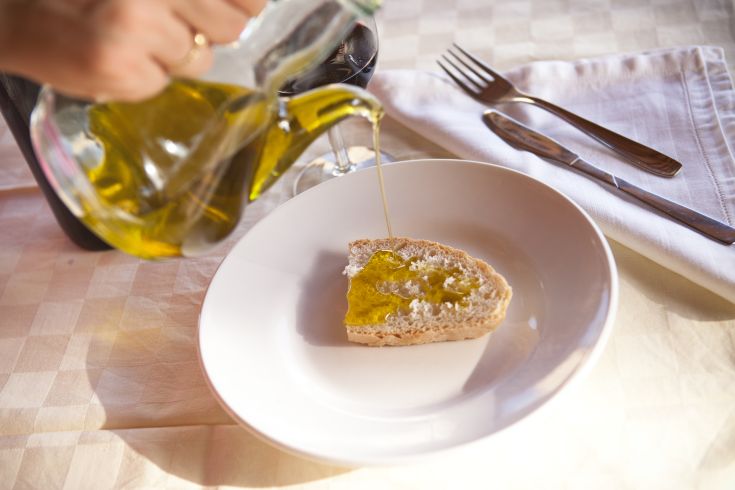 Fette di pane servite con olio d'oliva, tipico della tradizione gastronomica italiana.