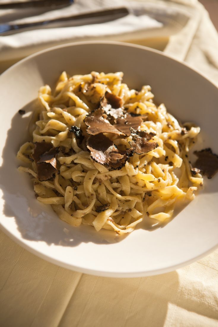 Pasta con tartufo, un piatto tipico della cucina umbra, dai sapori genuini.