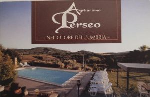 Panorama del paesaggio umbro con piscina, un luogo per rilassarsi a contatto con la natura.