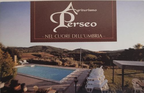 Panorama del paesaggio umbro con piscina, un luogo per rilassarsi a contatto con la natura.