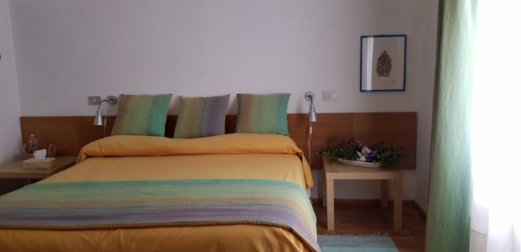 Cozy room with a yellow bed and lively decorations, perfect for relaxing moments.