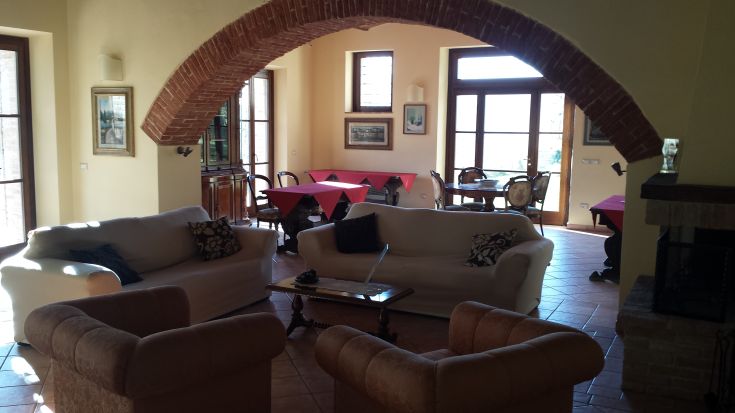 A bright living room with comfy sofas and a calm atmosphere, perfect for sharing moments.