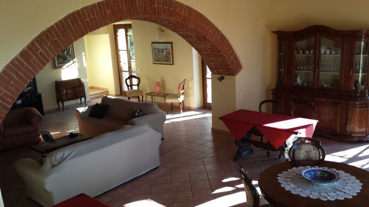 Bright space with simple furnishings and rustic details. A place for gatherings and relaxation.