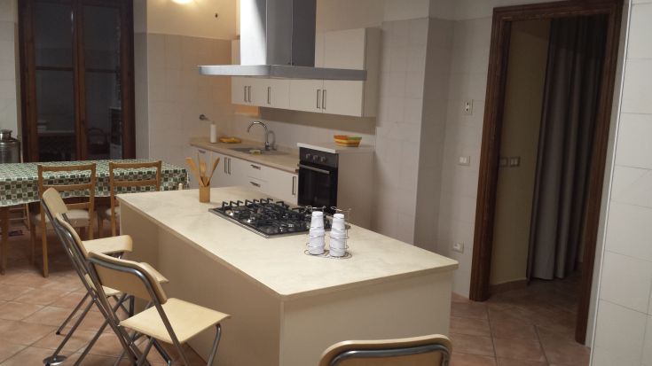 Spacious modern kitchen, perfect for family dinners. Functional and comfortable decor.